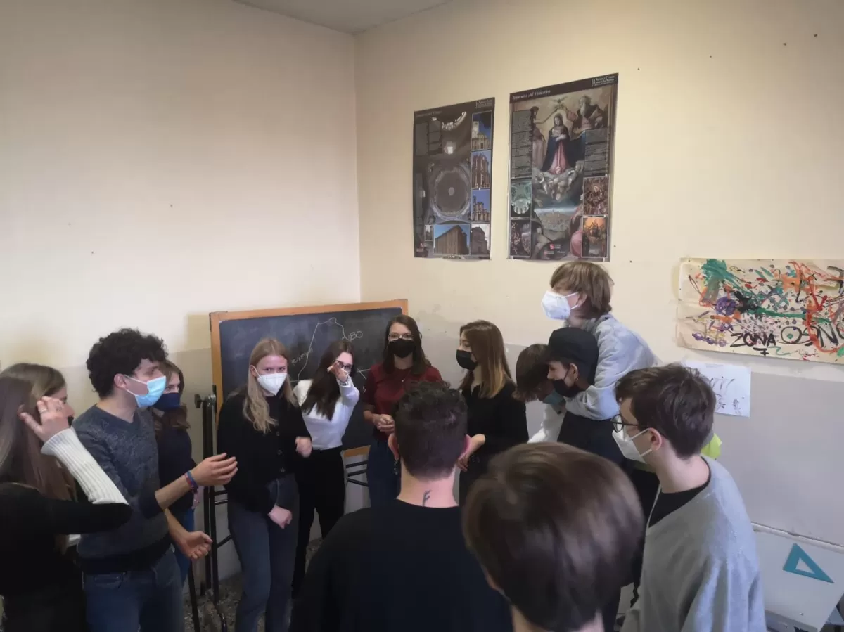 Erasmus student talking to a highschool class