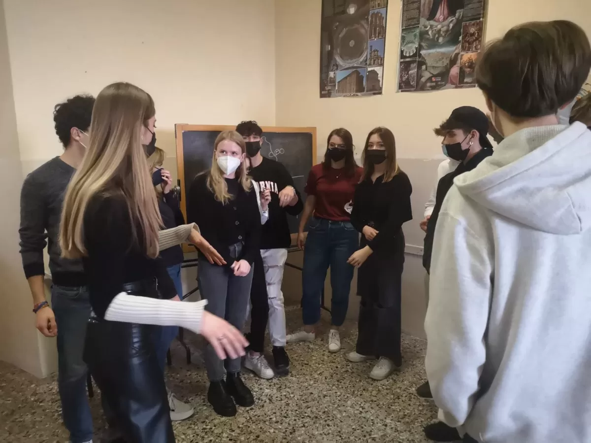 Erasmus student talking to a highschool class