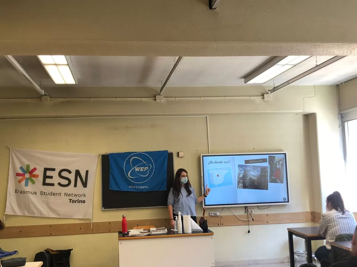 Erasmus student talking to a highschool class