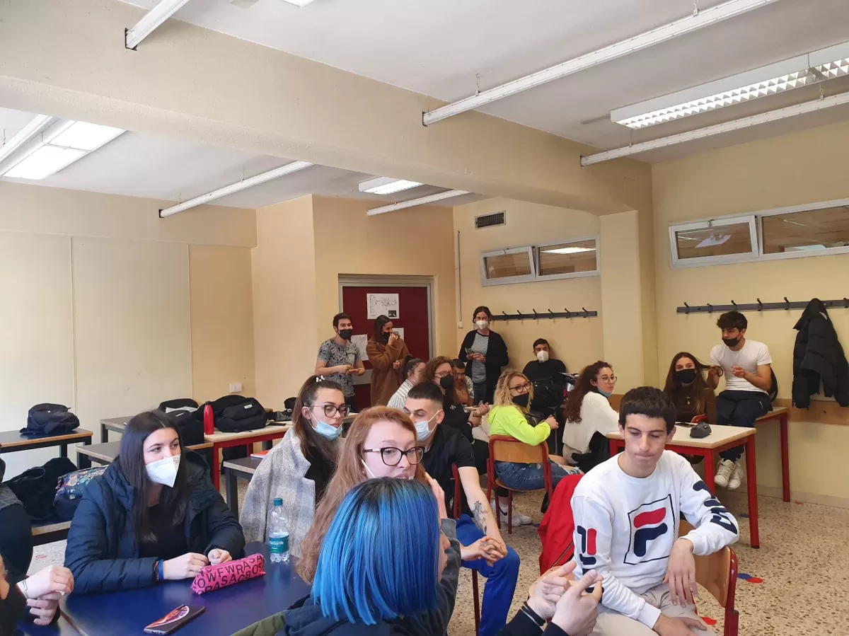 Highschool students doing an activity organised by the erasmus student