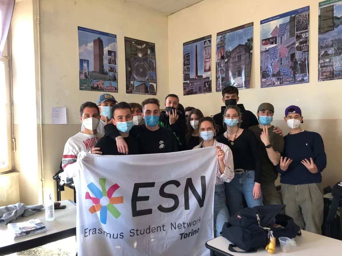 Group photo of the highschool class, erasmus student and ESN volunteer