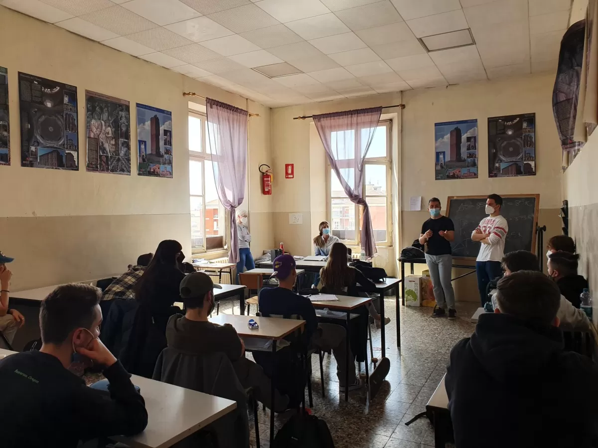 Erasmus student talking to a highschool class