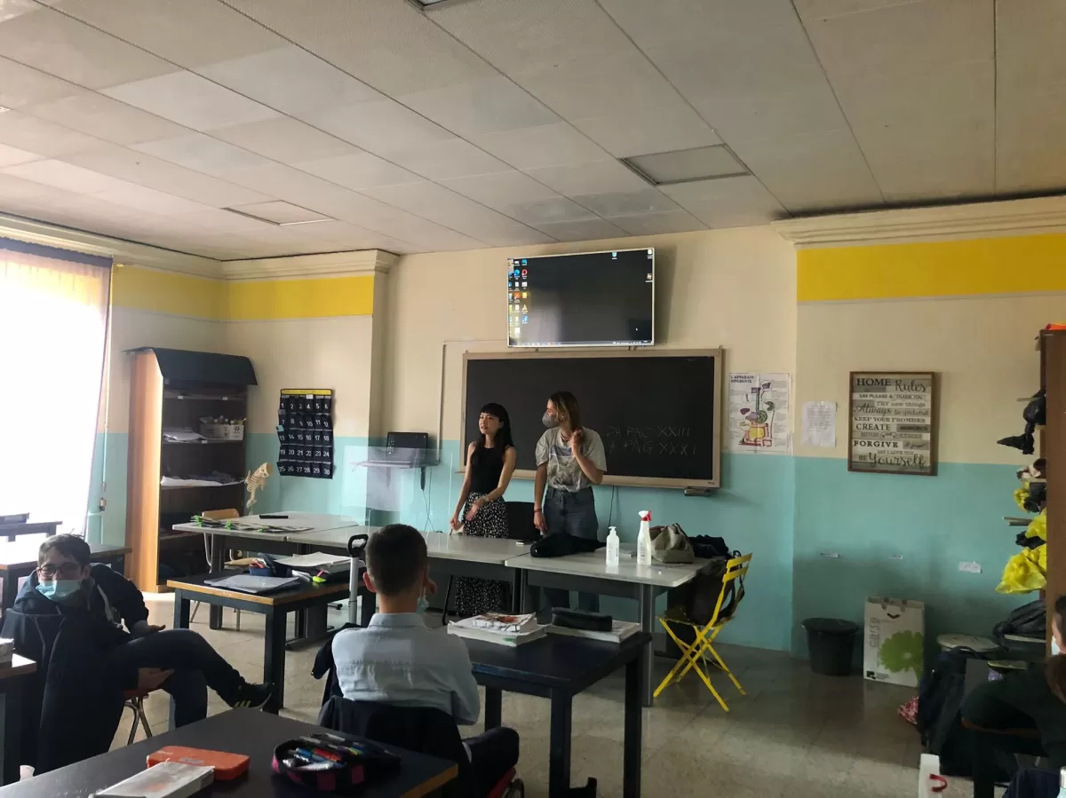 Erasmus student and ESNer talking to a highschool class