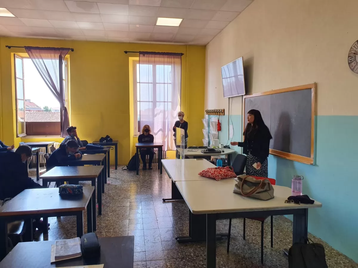 Erasmus student and ESNer talking to a highschool class
