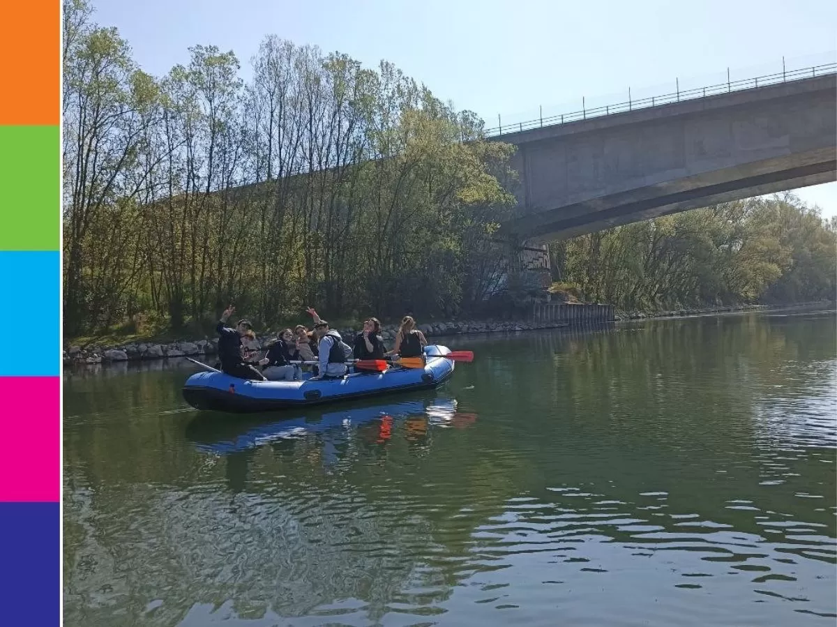 People sailing across the Ticino river