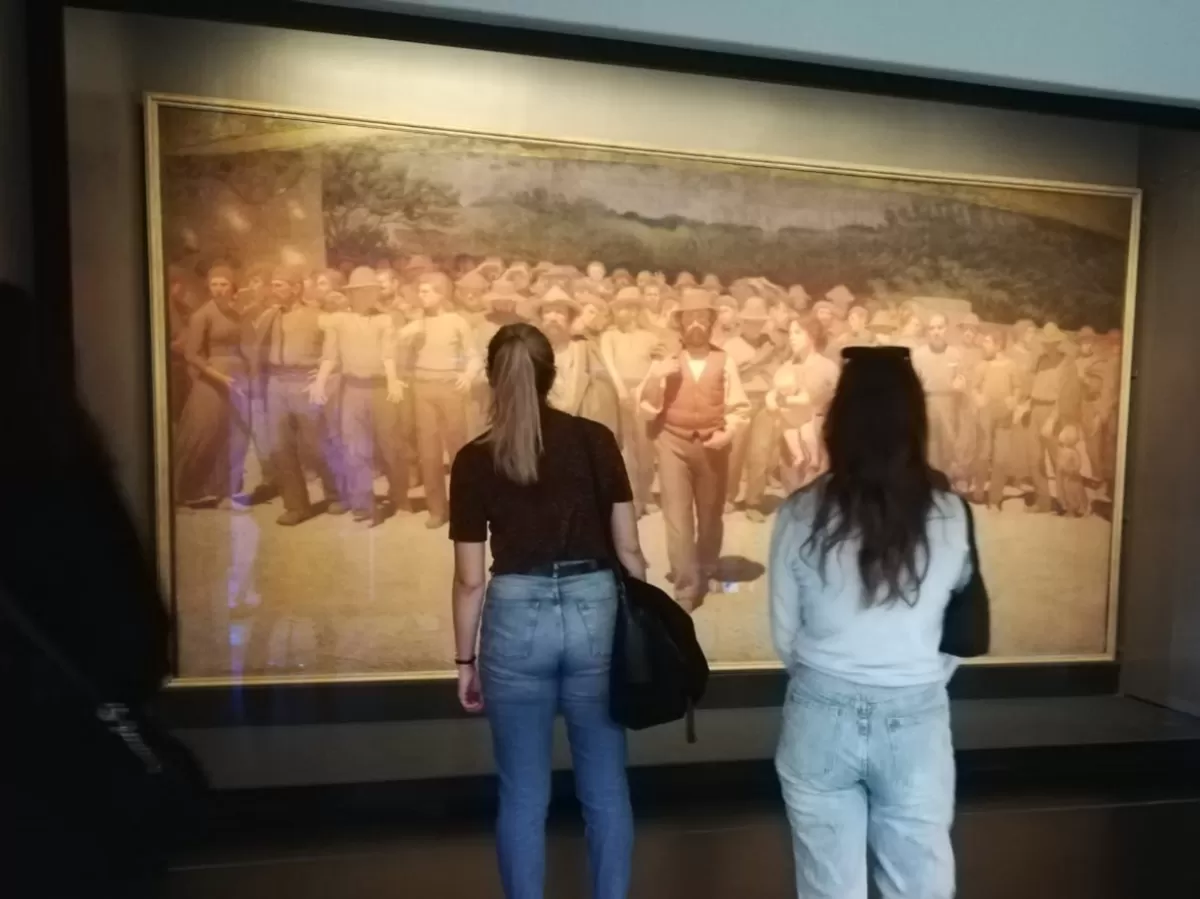 International students look at the famous painting "Il Quarto Stato"