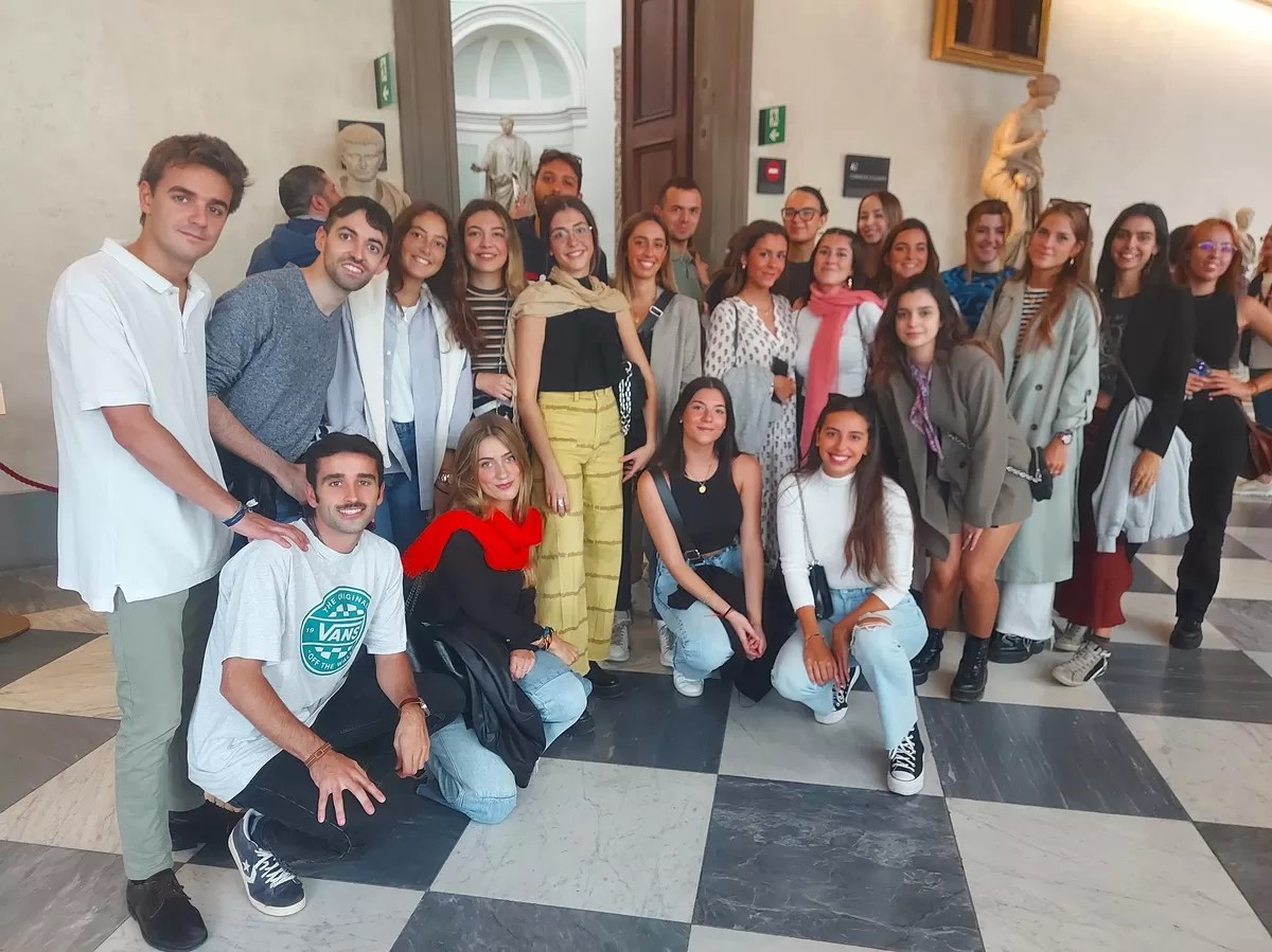 Photo group inside the Uffizi museum