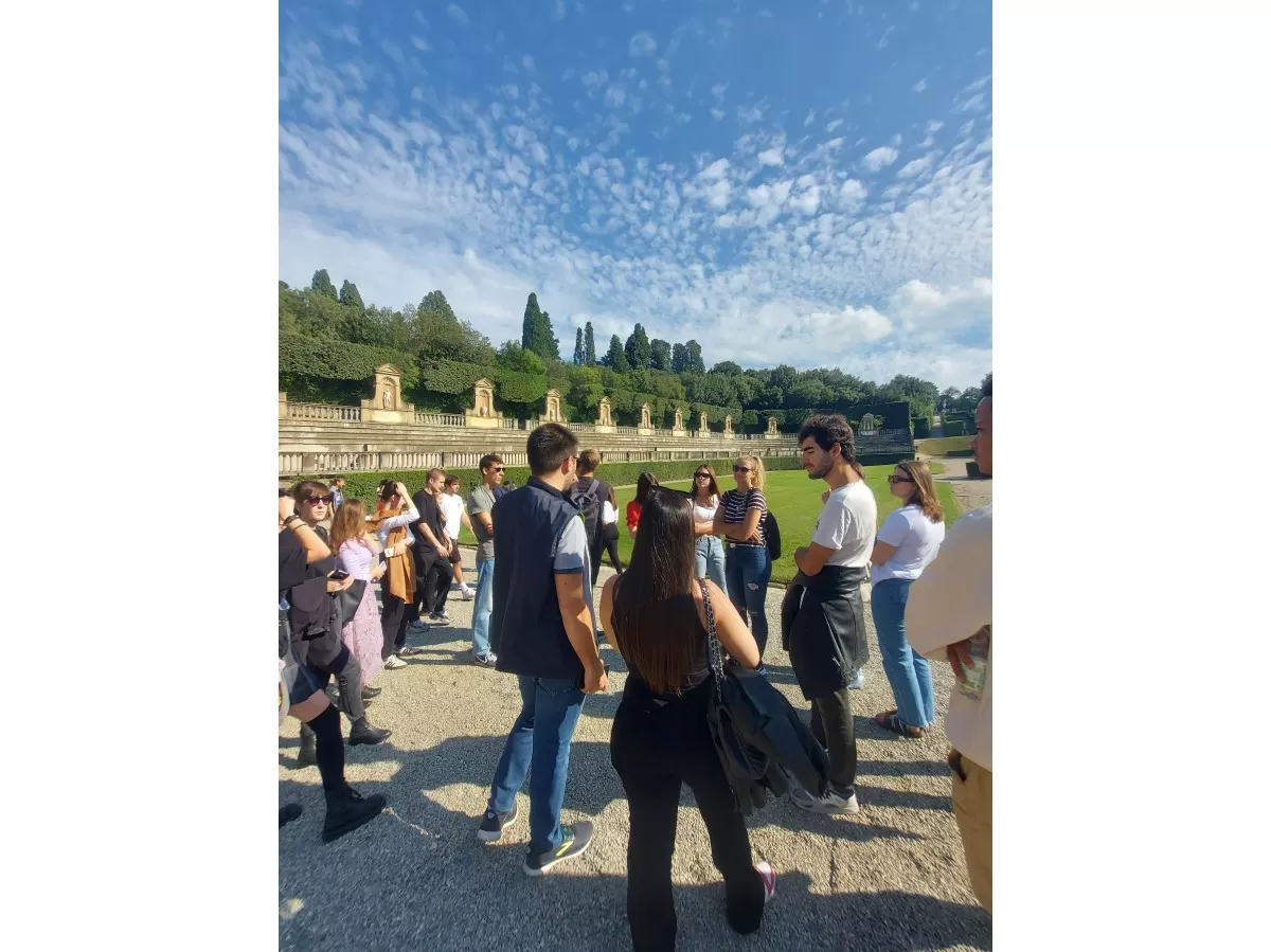 An ESNer tells the story of the Boboli Gardens to the international students.