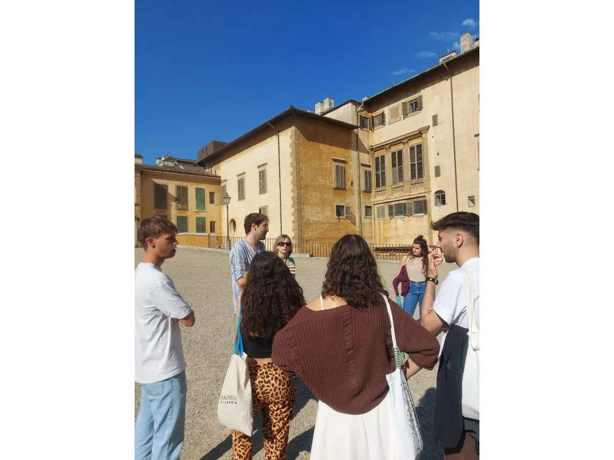 An ESNer tells the story of the Boboli Gardens to the international students.