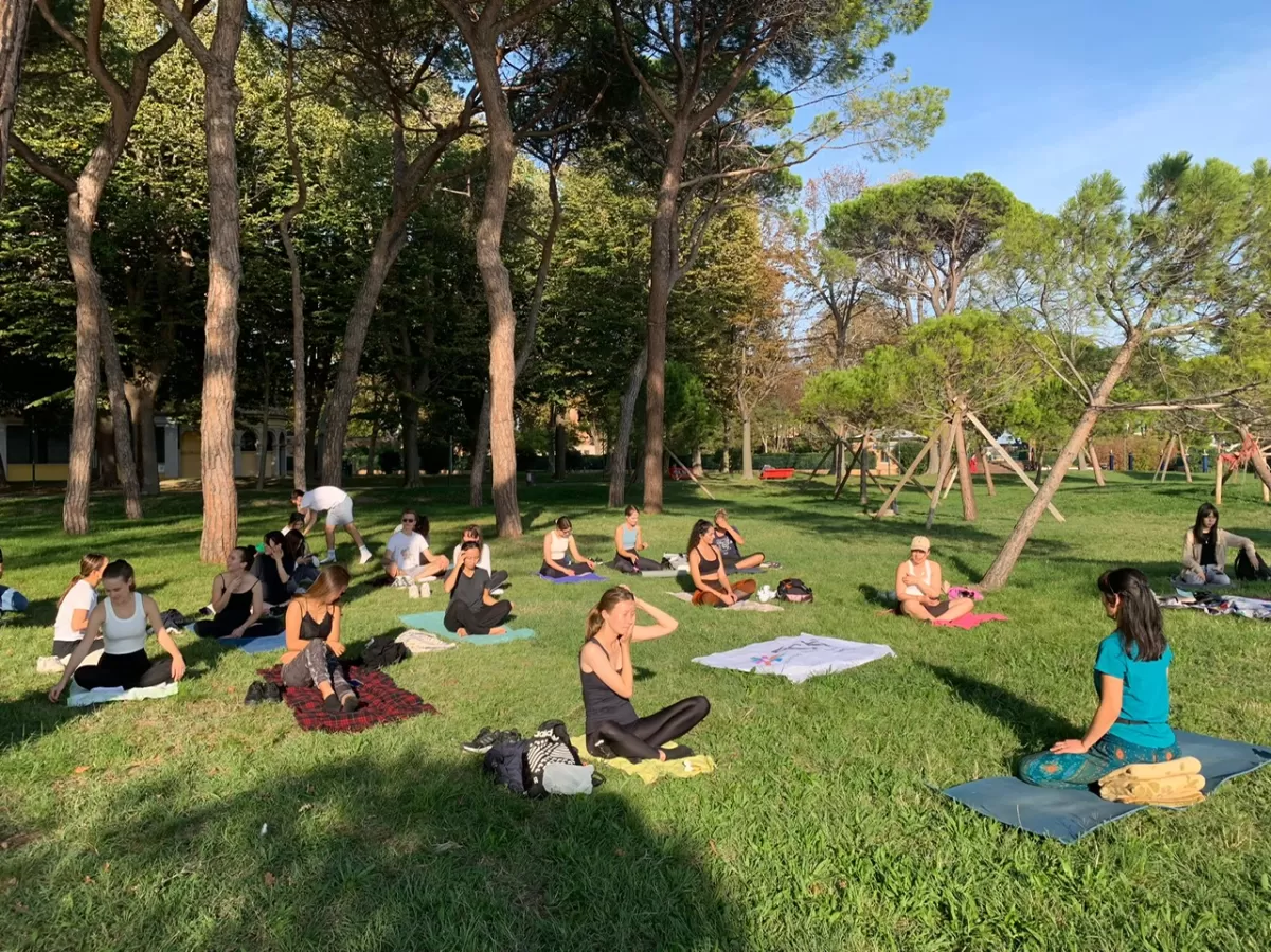 Volunthealing, day 2: mens sana in corpore sano in Venice. Yoga lesson at St. Elena's Gardens.