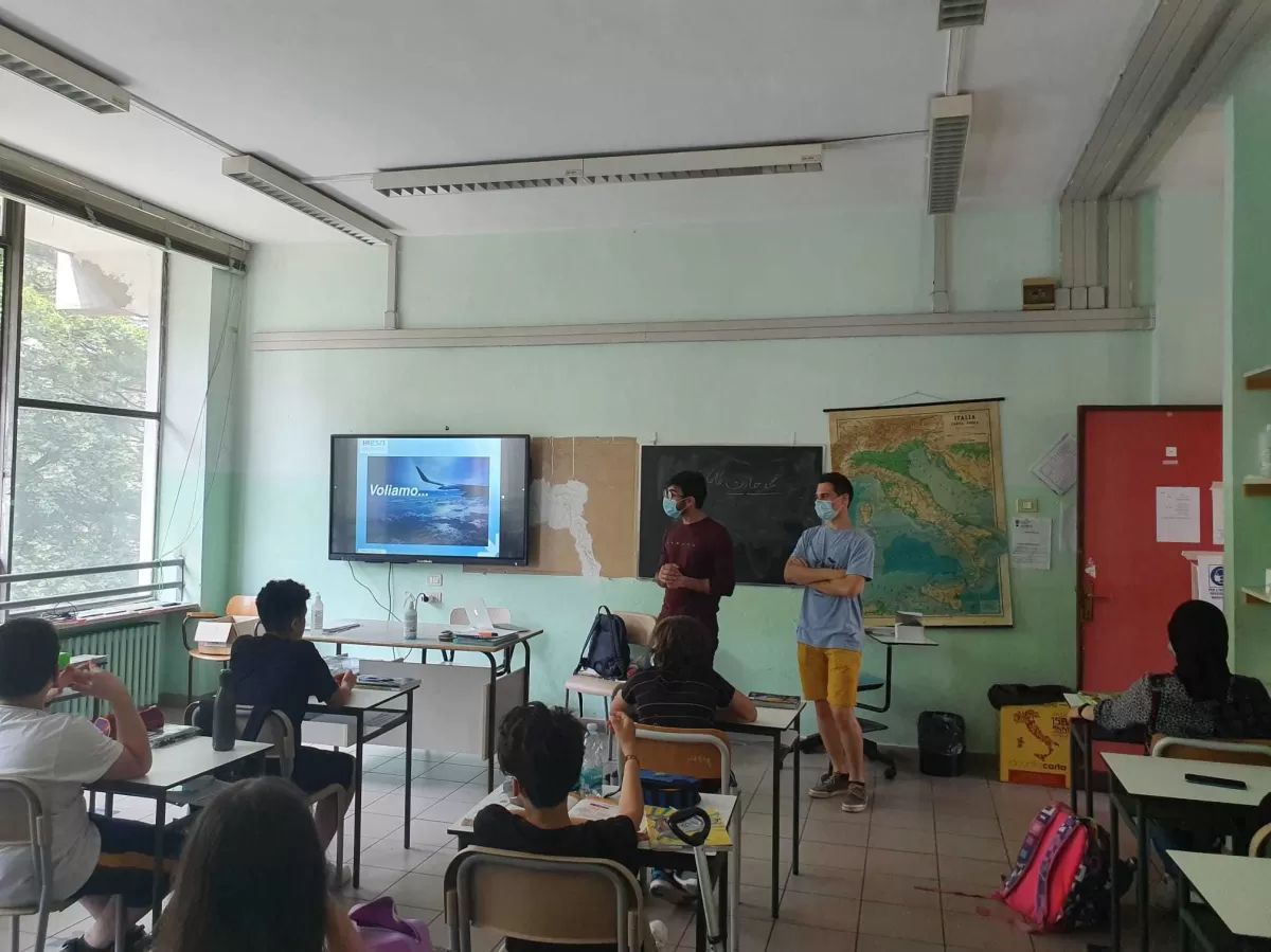 Erasmus student talking to a middle school class