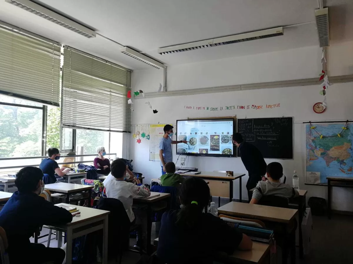 Erasmus student talking to a middle school class