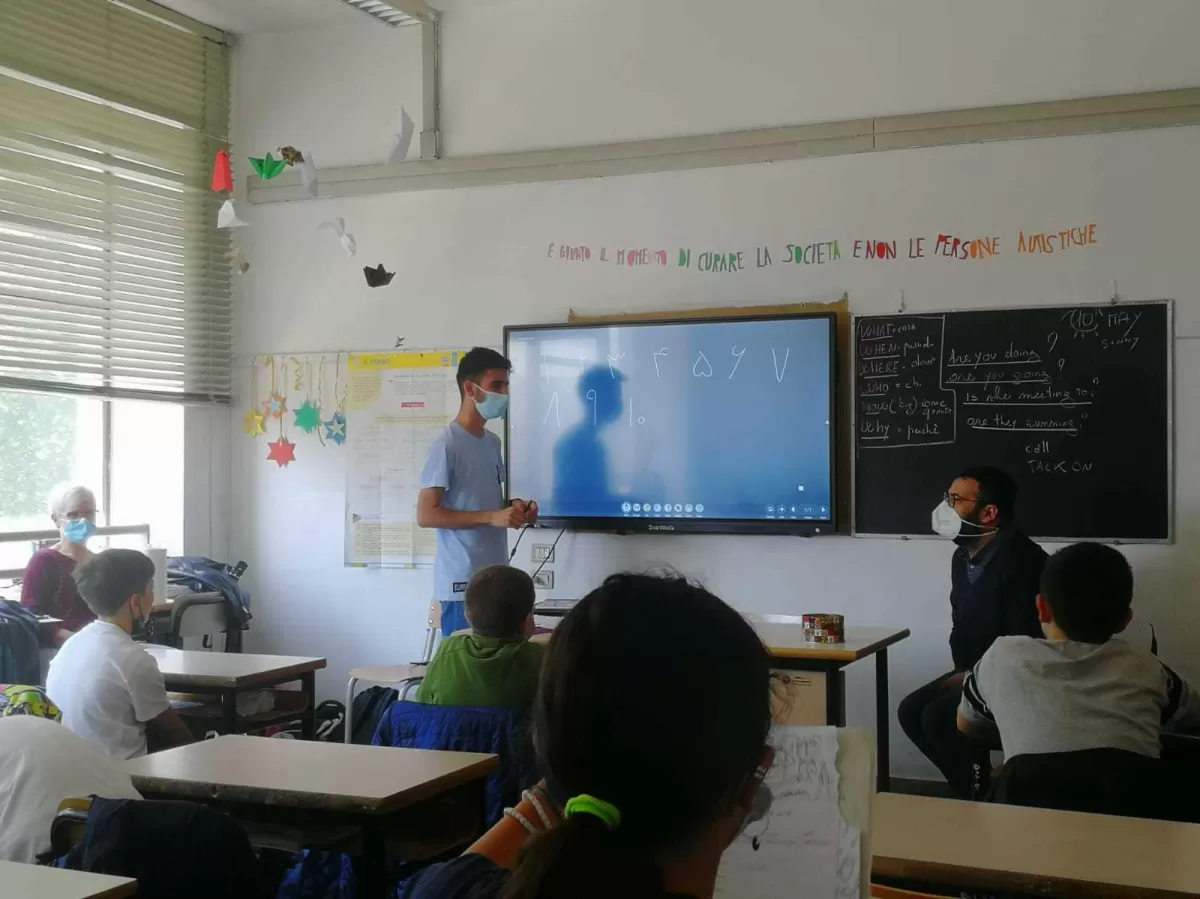 Erasmus student talking to a middle school class