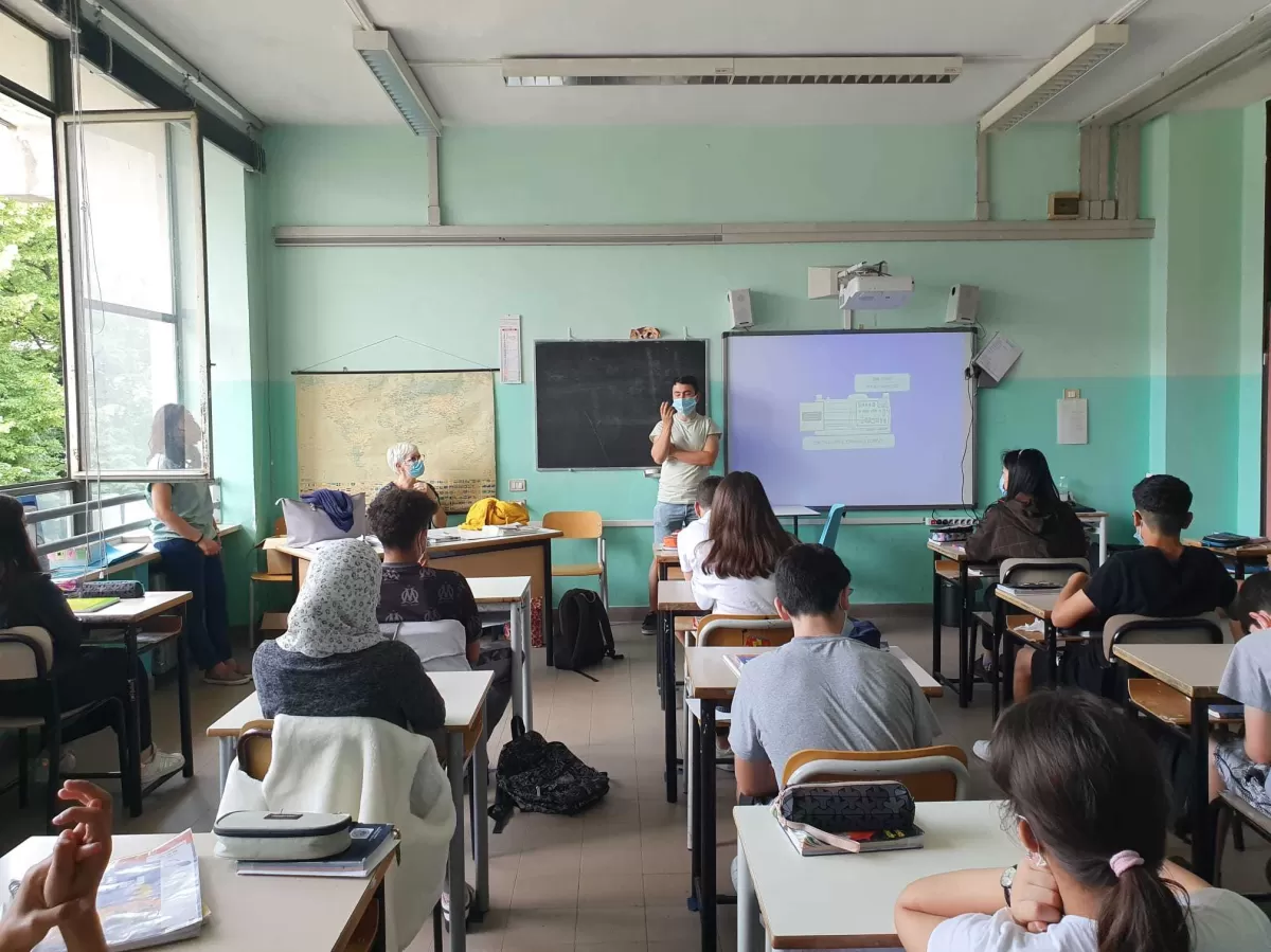 Erasmus student  talking to the middle school class