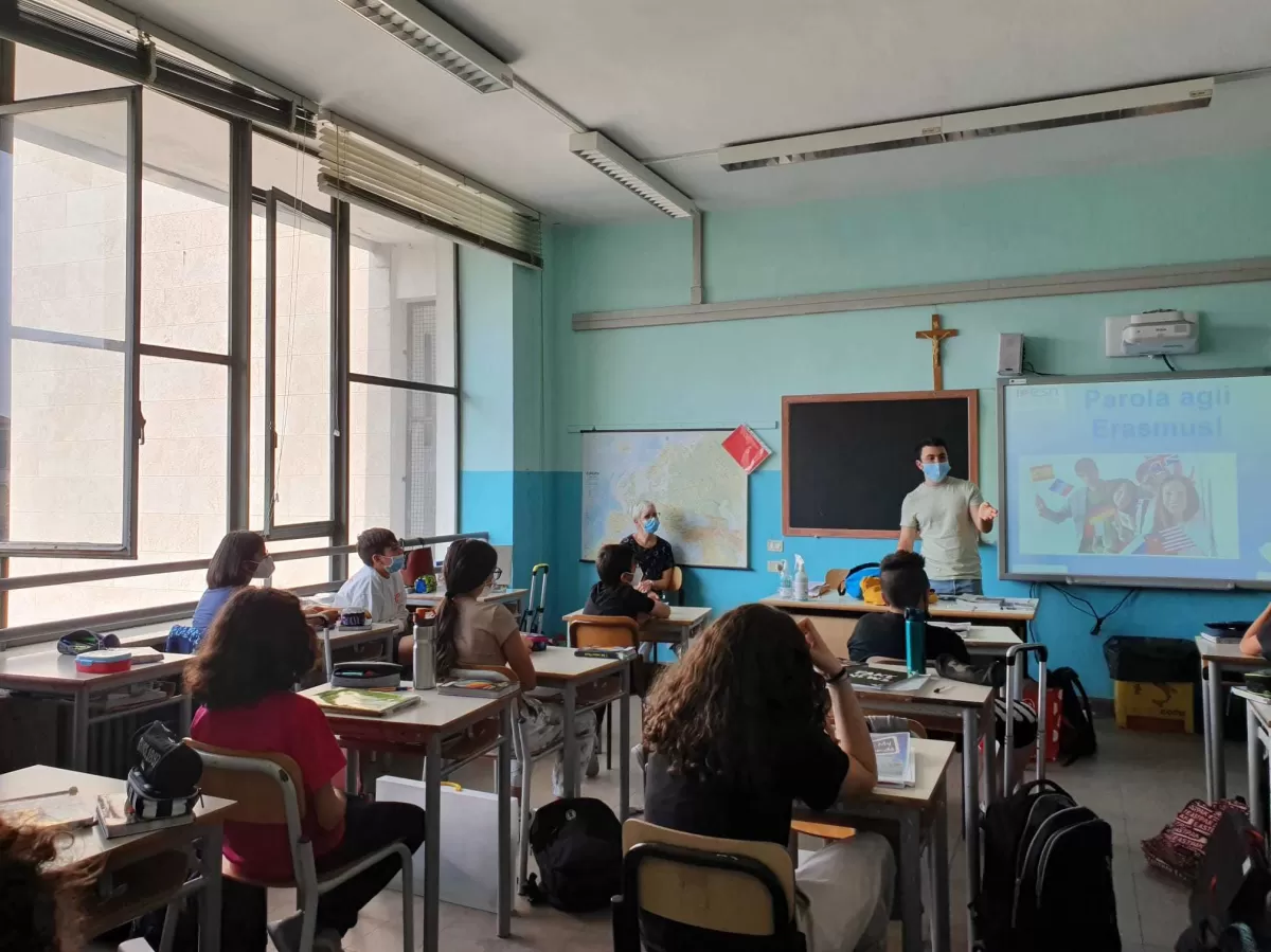 Erasmus student talking to a middle school class