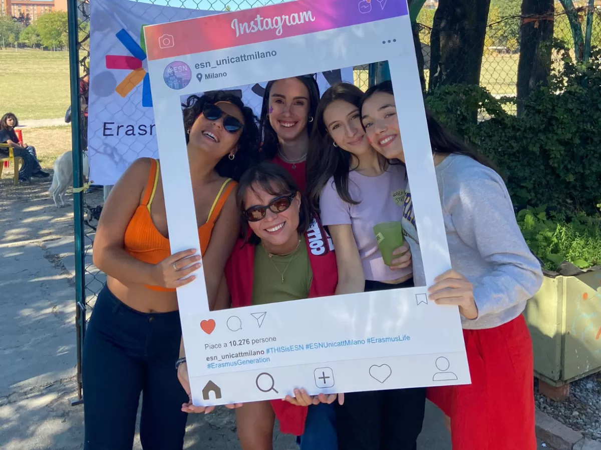 Group of ESNUnicatt volunteers taking a picture