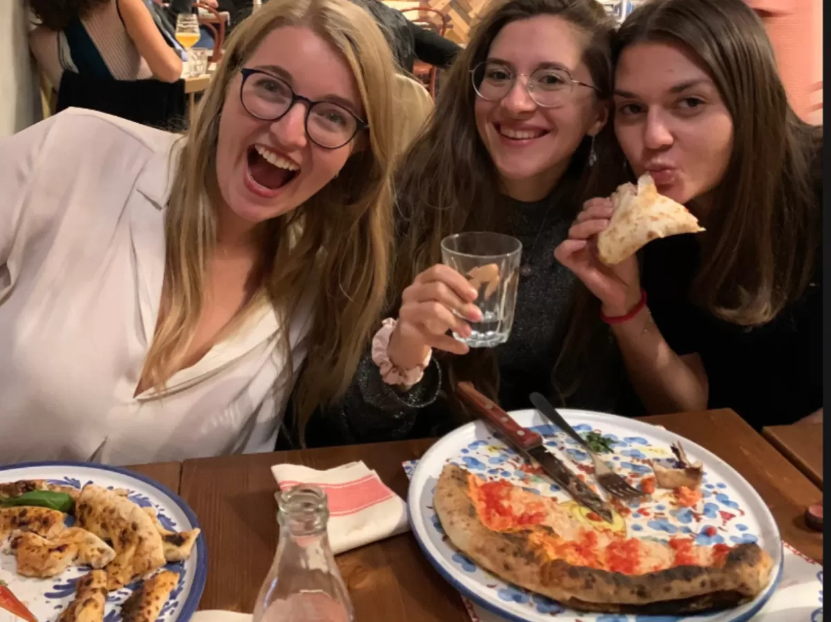 Group of students eating pizza