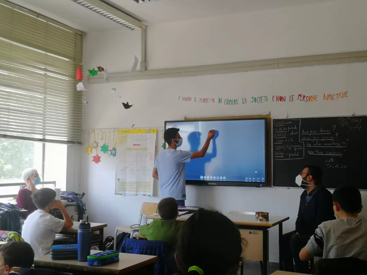 Erasmus student talking to a middle school class