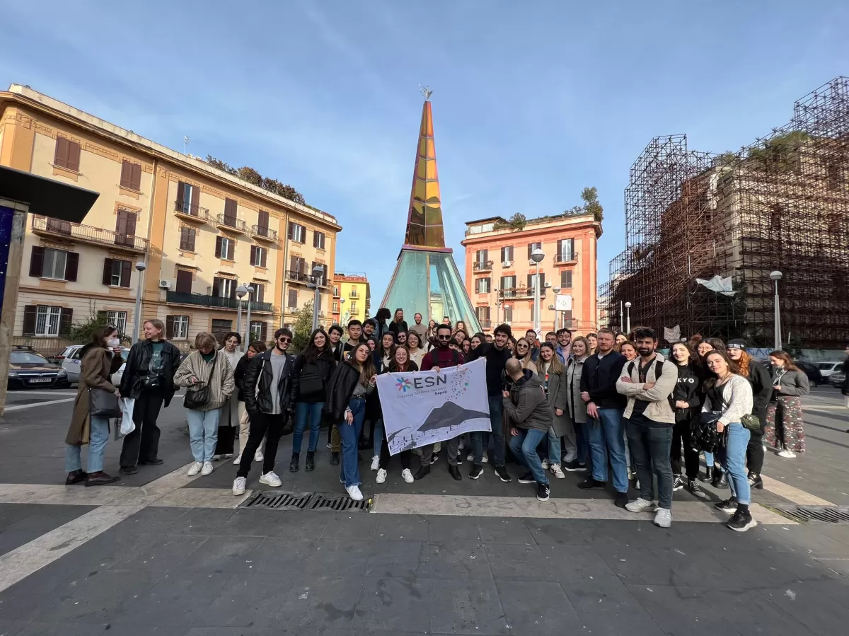 Foto con bandiera al meeting Point: stazione metro Sanità