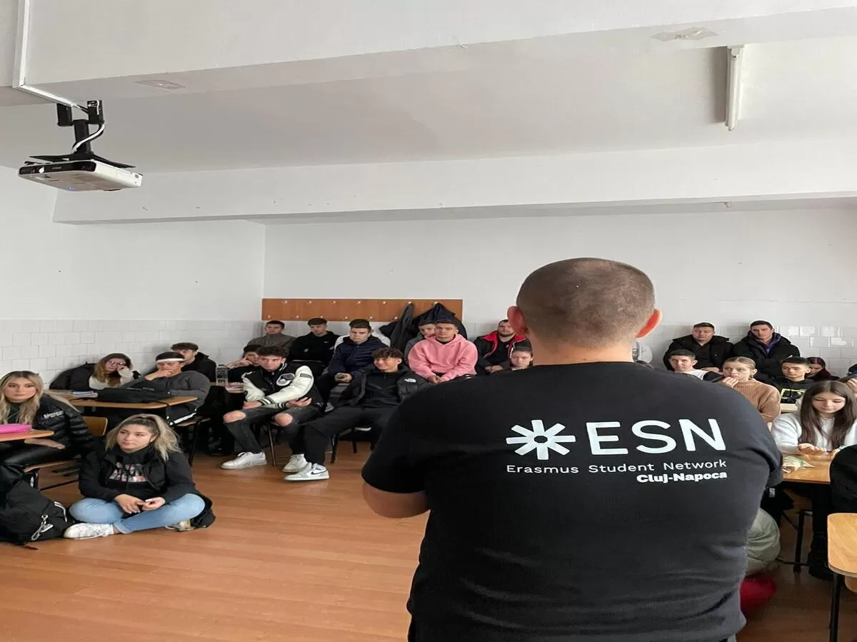Presentation by an ESN Cluj-Napoca volunteer