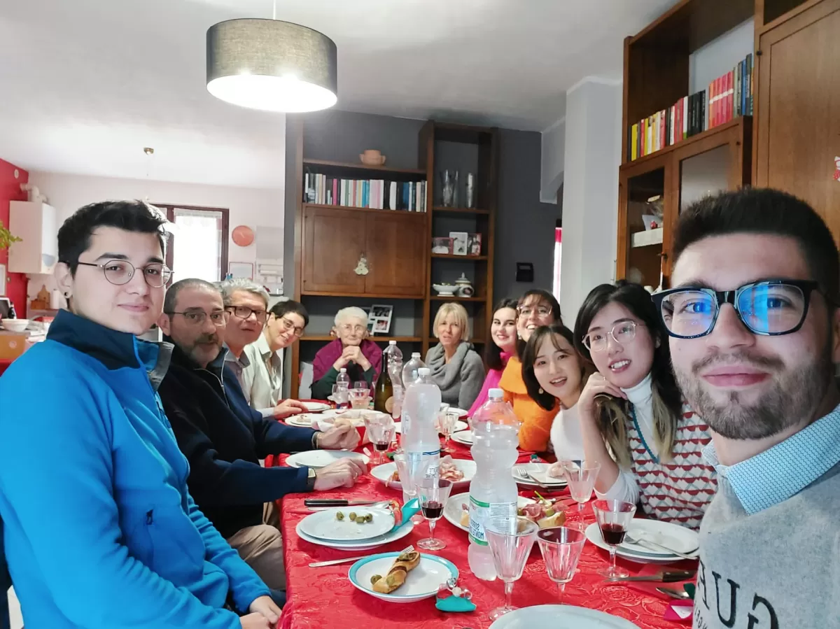 Italian family and Erasmus having Christmas dinner