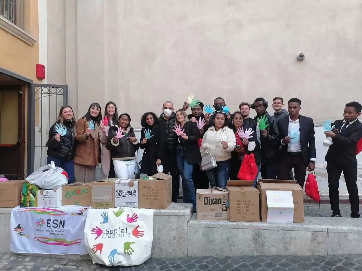 ESN MALEVENTUM staff and Erasmus students, ready to consecrate the collected goods