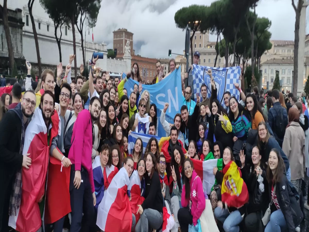 The Erasmus and Volunteers of ESN Napoli enjoying the Flag Parade
