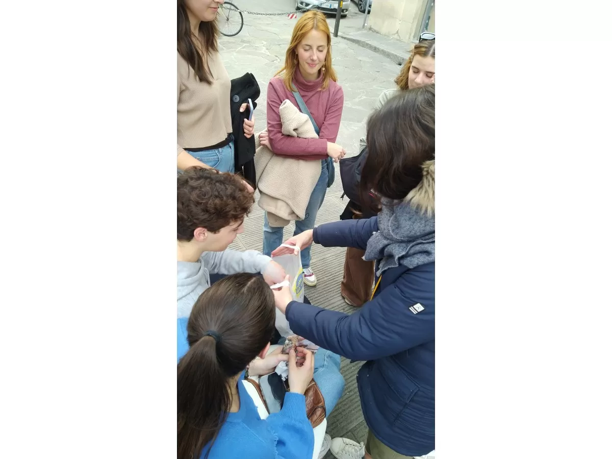 international students and esners talking before the start