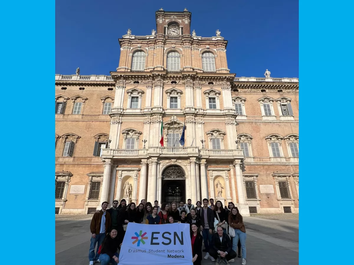 Erasmus students and volunteers in front of palazzo ducale with ESN Modena flag