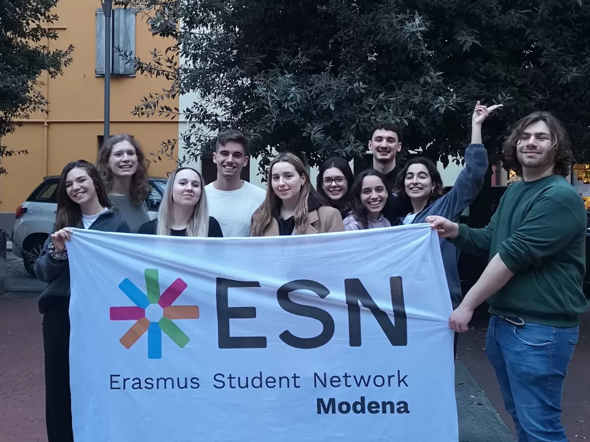 A team of international students with ESN Modena flag