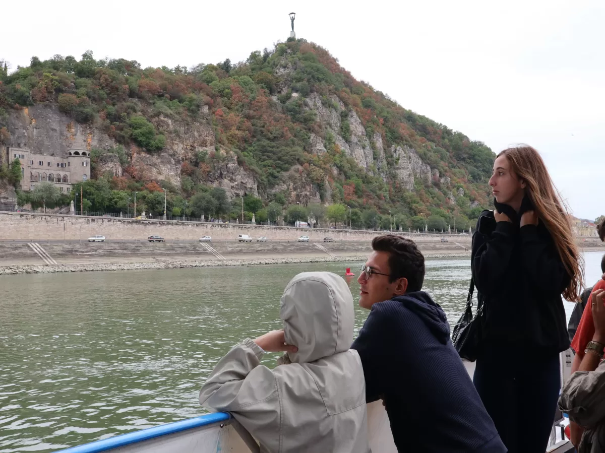 3 people looking at Gellért hill from the ship