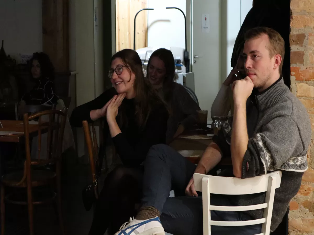 people paying attention to the presentation