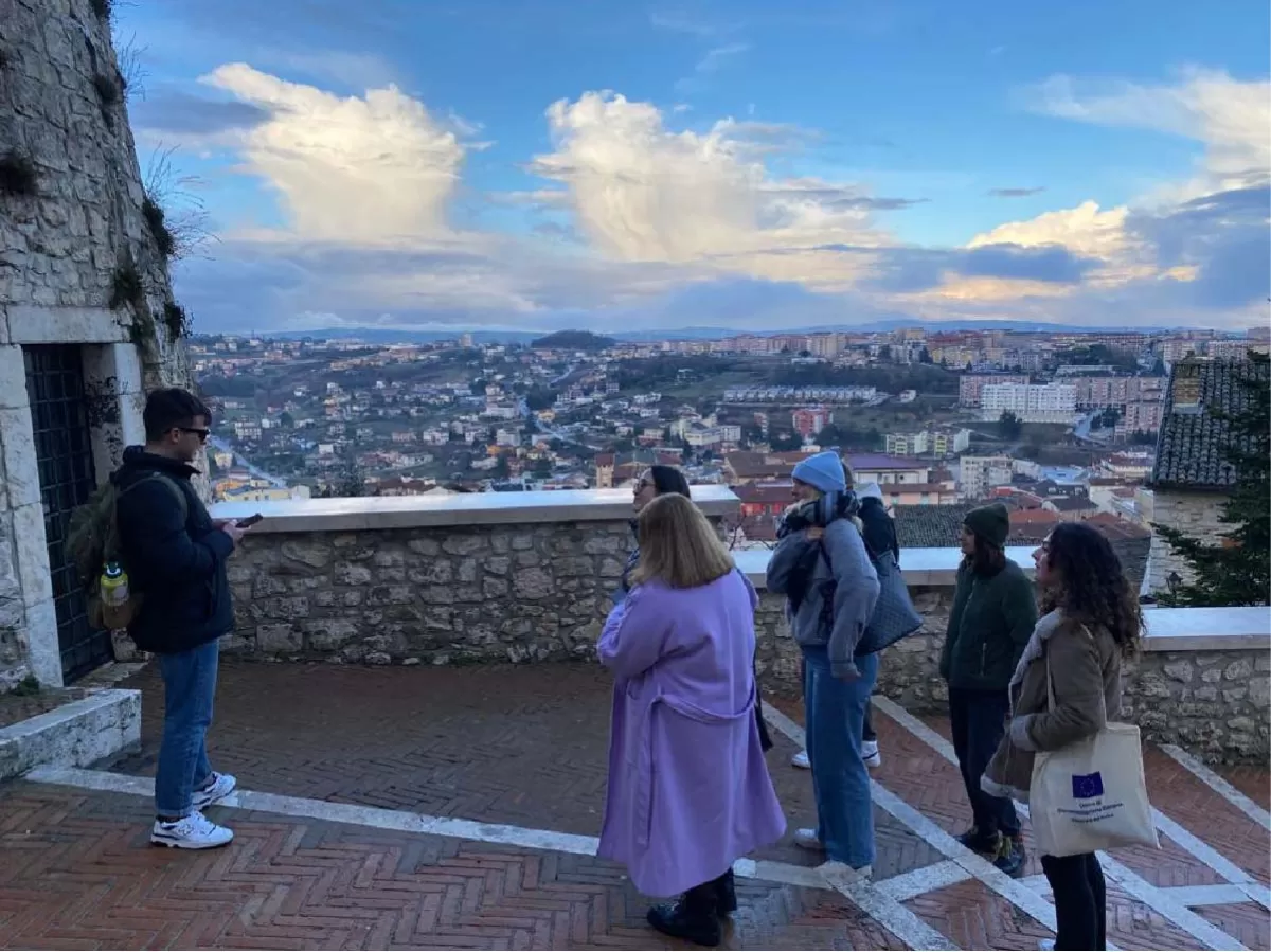 a volunteer guiding international students through the sightseeing
