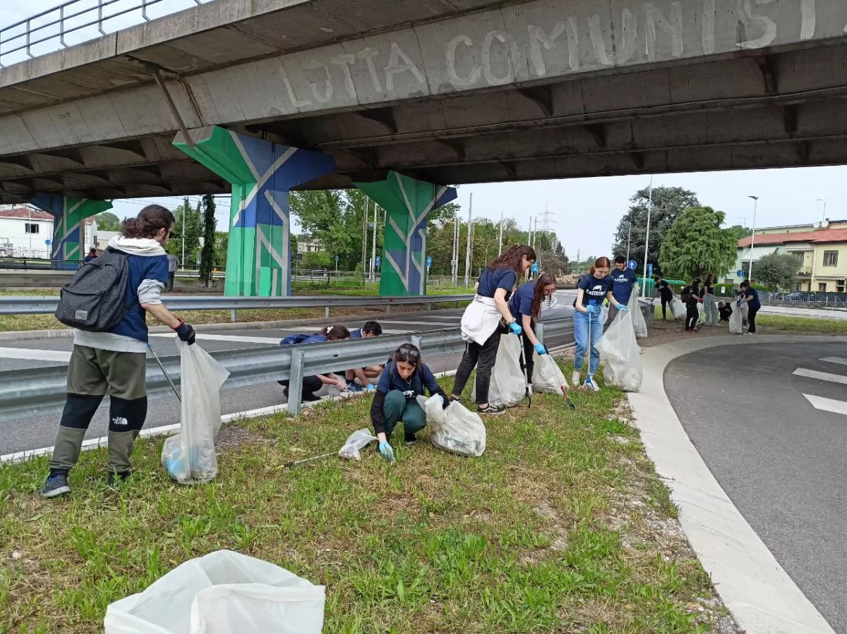 Volunteers cleaning the streets