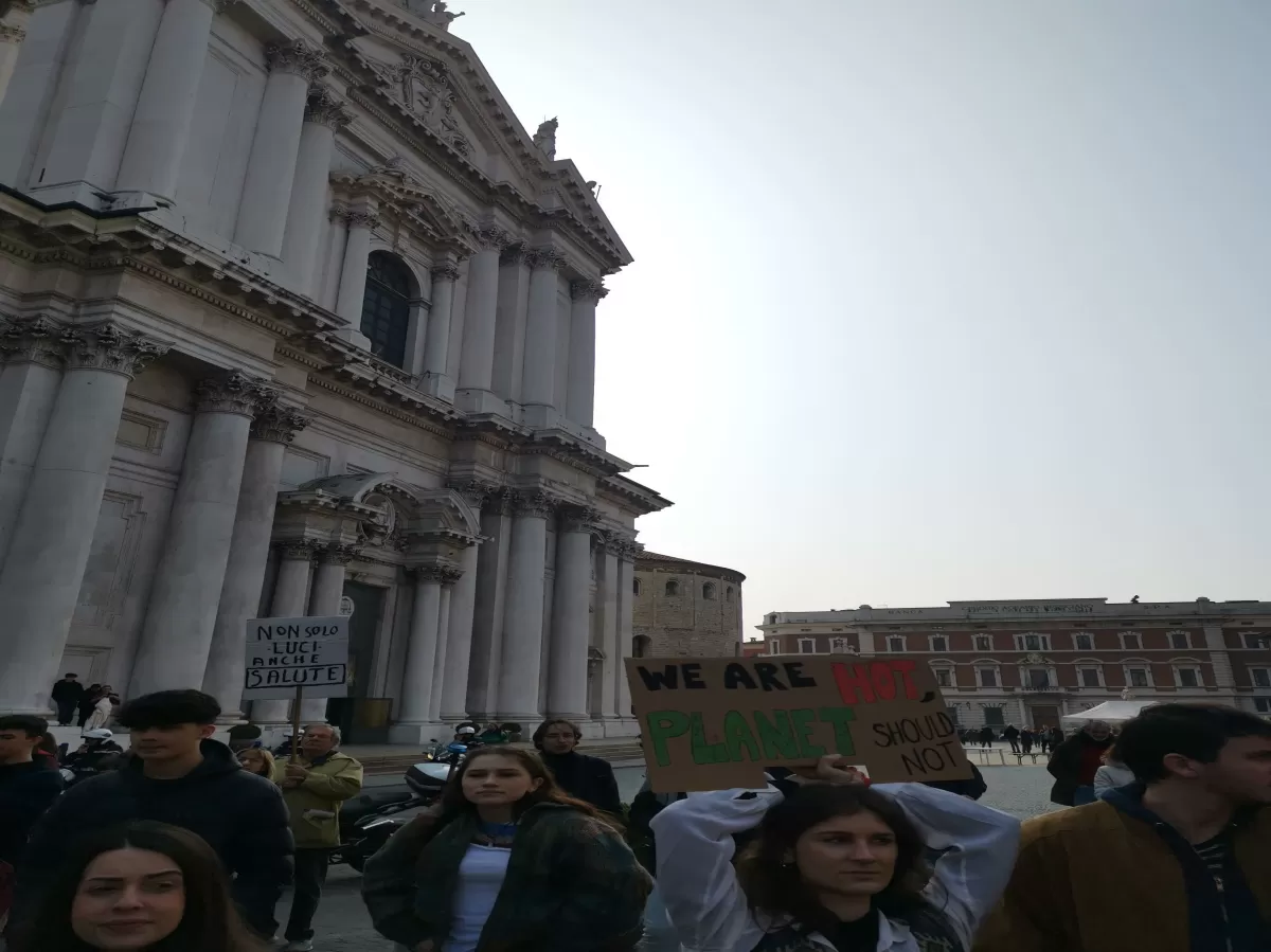 Piazza Duomo filled with people at the Fridays for Future march