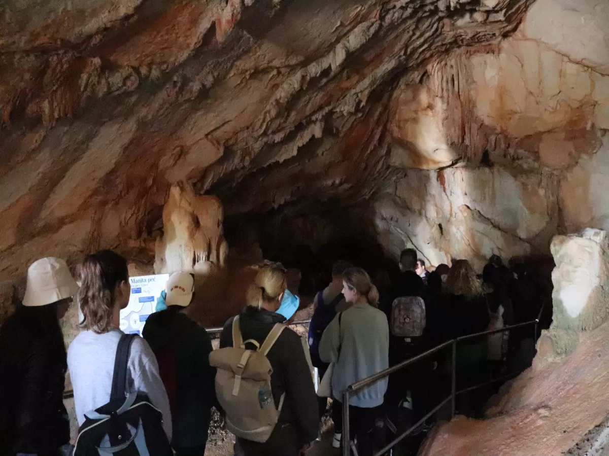 Students entering the Manita cave