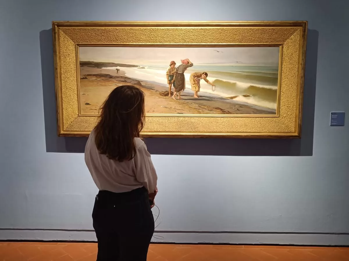 A girl in front of a painting