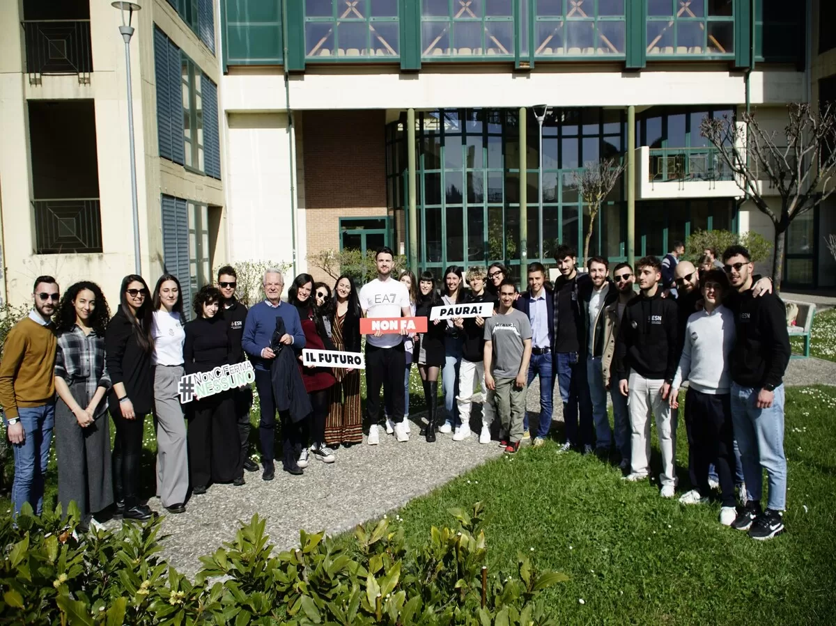 Luca Abete and university students during the #noncifermanessuno seminar