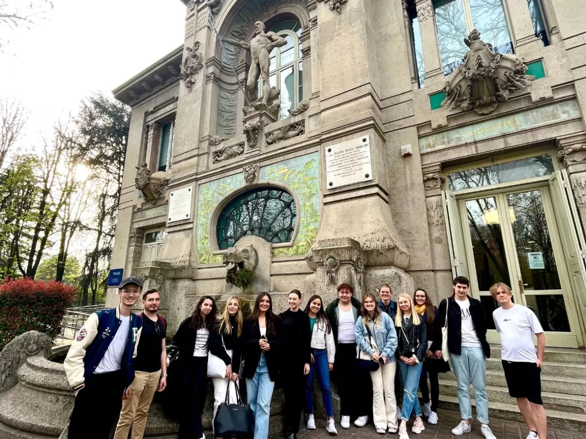 International students in front of "Acquario civico"