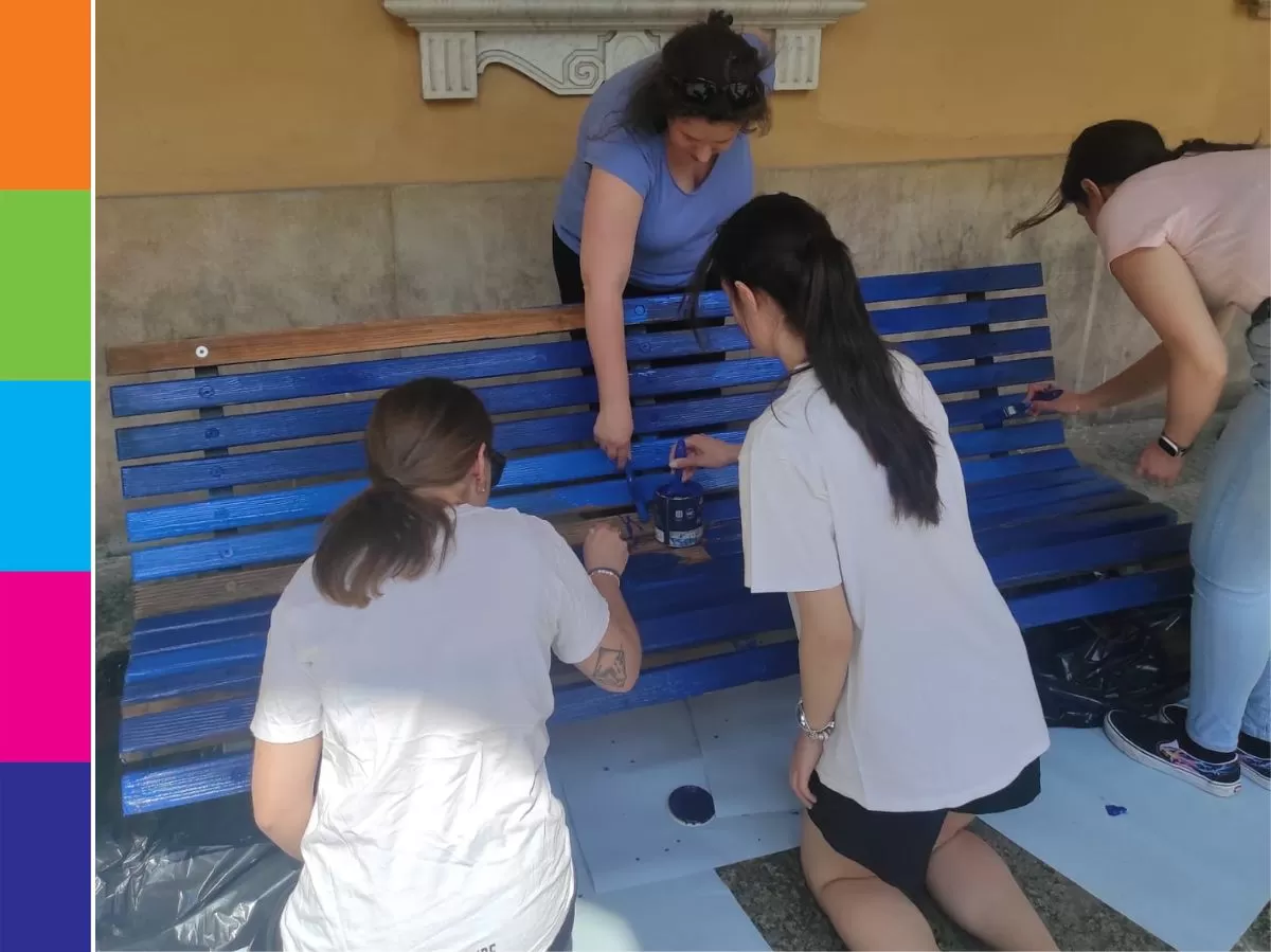 ESNr and students painting the bench pt.2