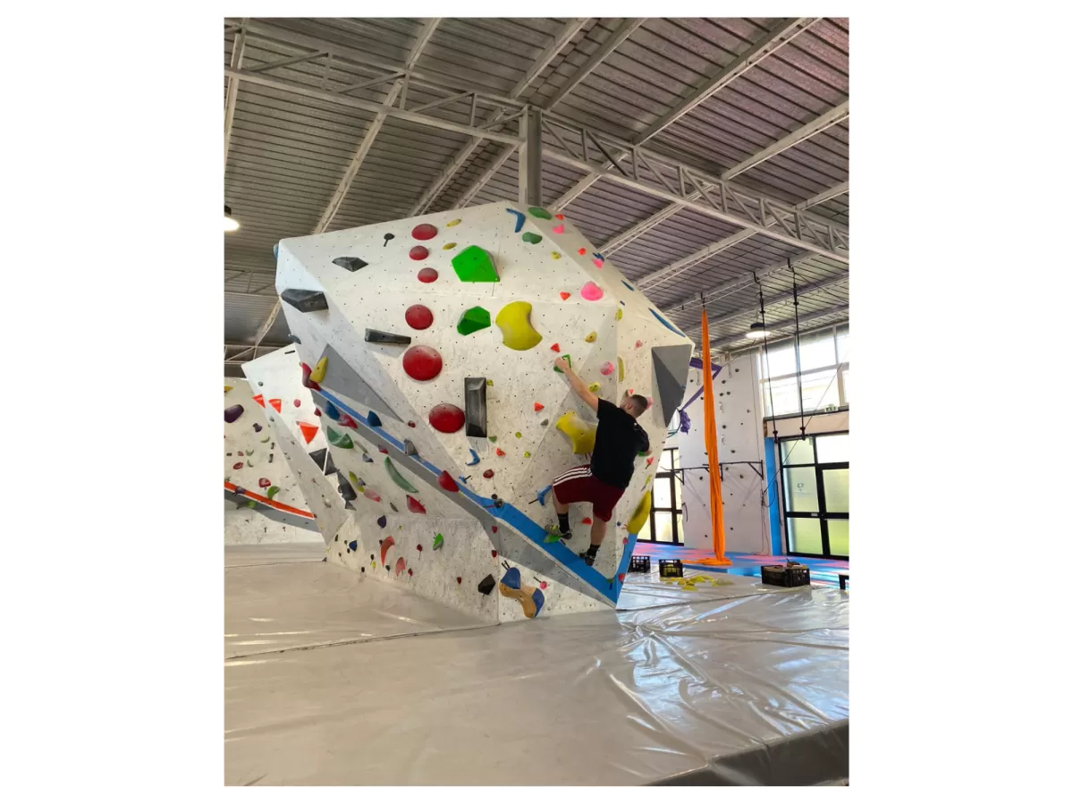 Go indoor climbing