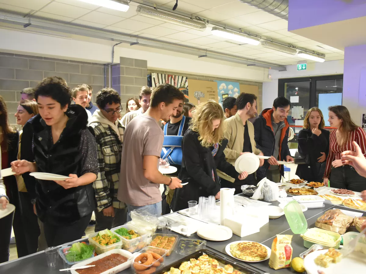 International students eating food