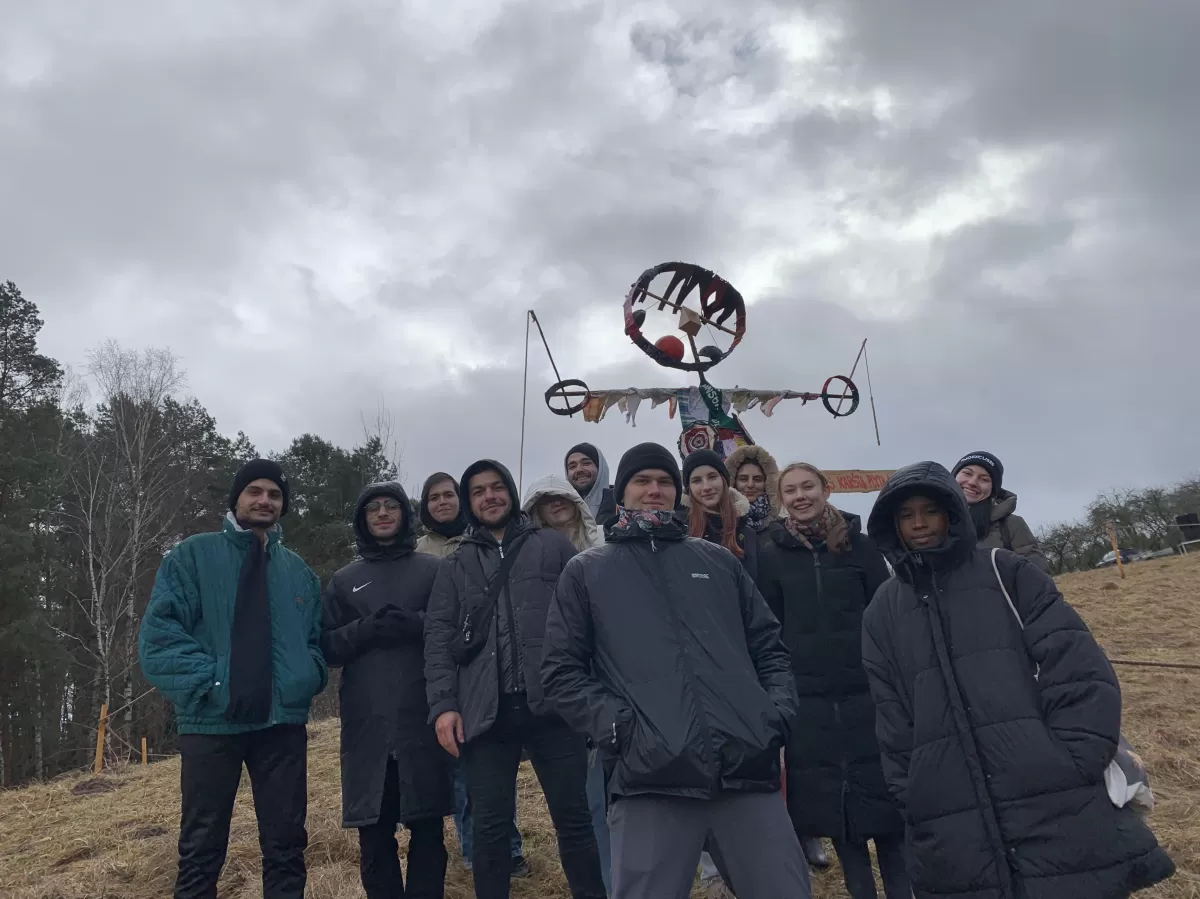 Group of students next to Morė