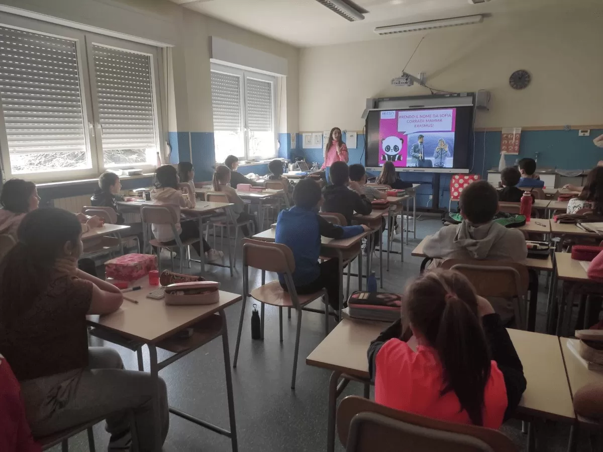 ESN Torino volunteer explains the Erasmus project to the class