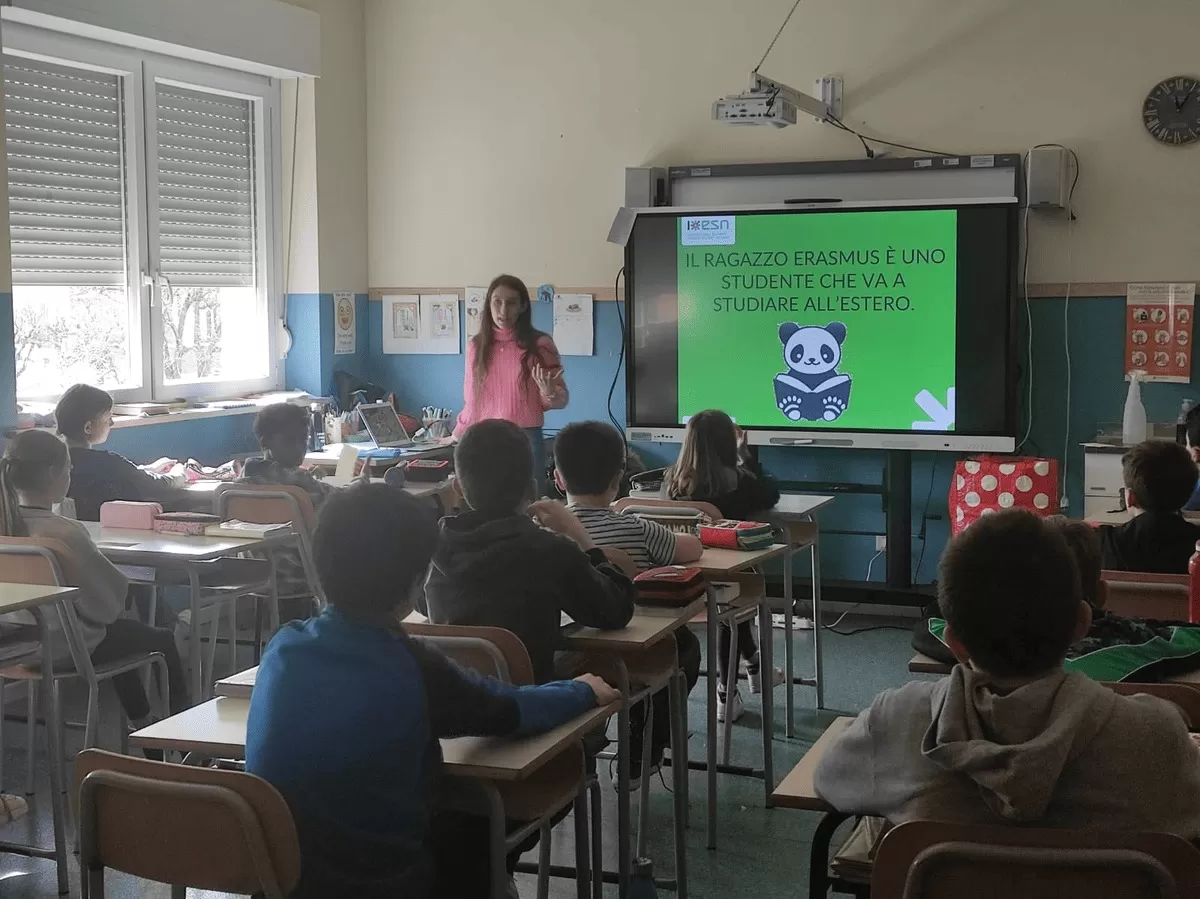 ESN Torino volunteer explains the Erasmus project to the class