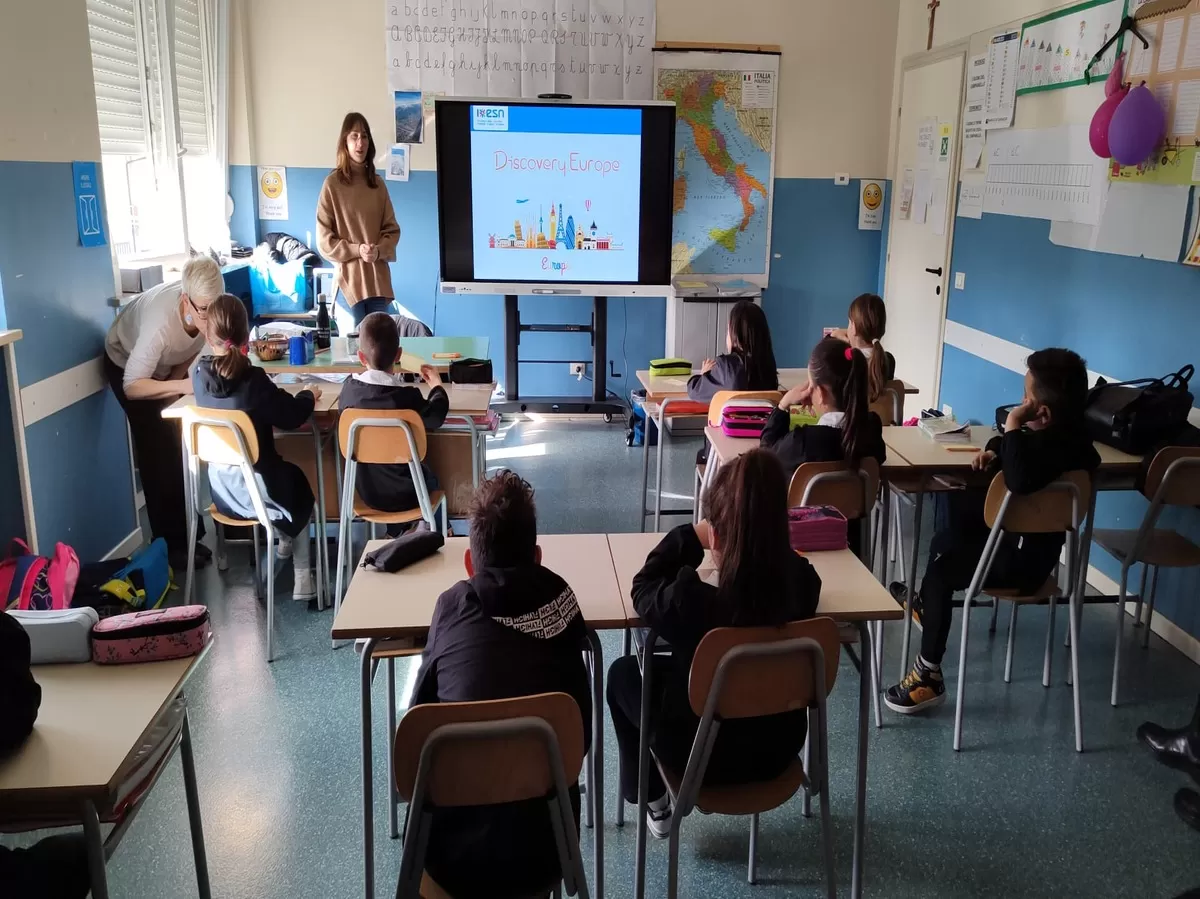 ESN Torino volunteer explains the Erasmus project to the class