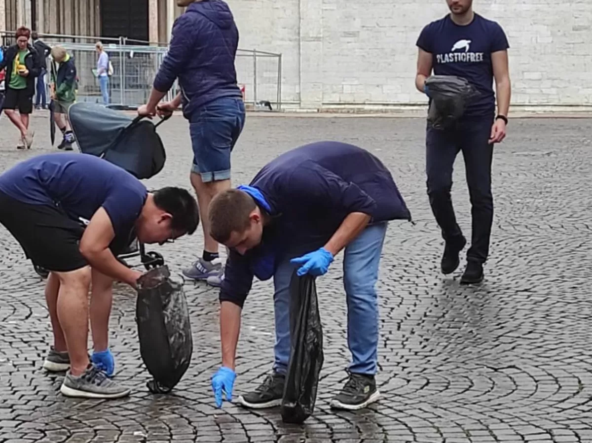 a volunteer and an erasmus cleaning up