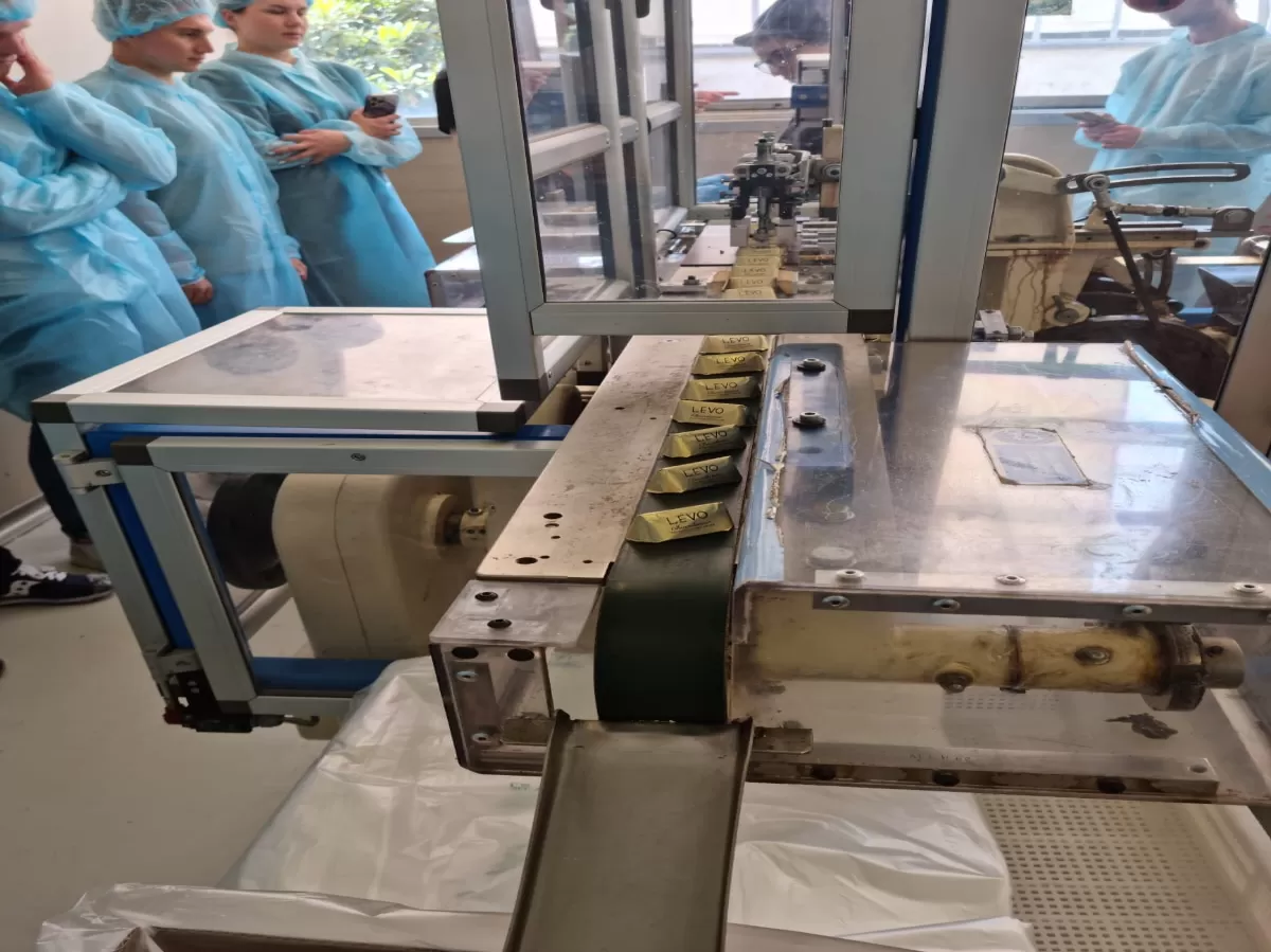 Machine to produce small chocolate