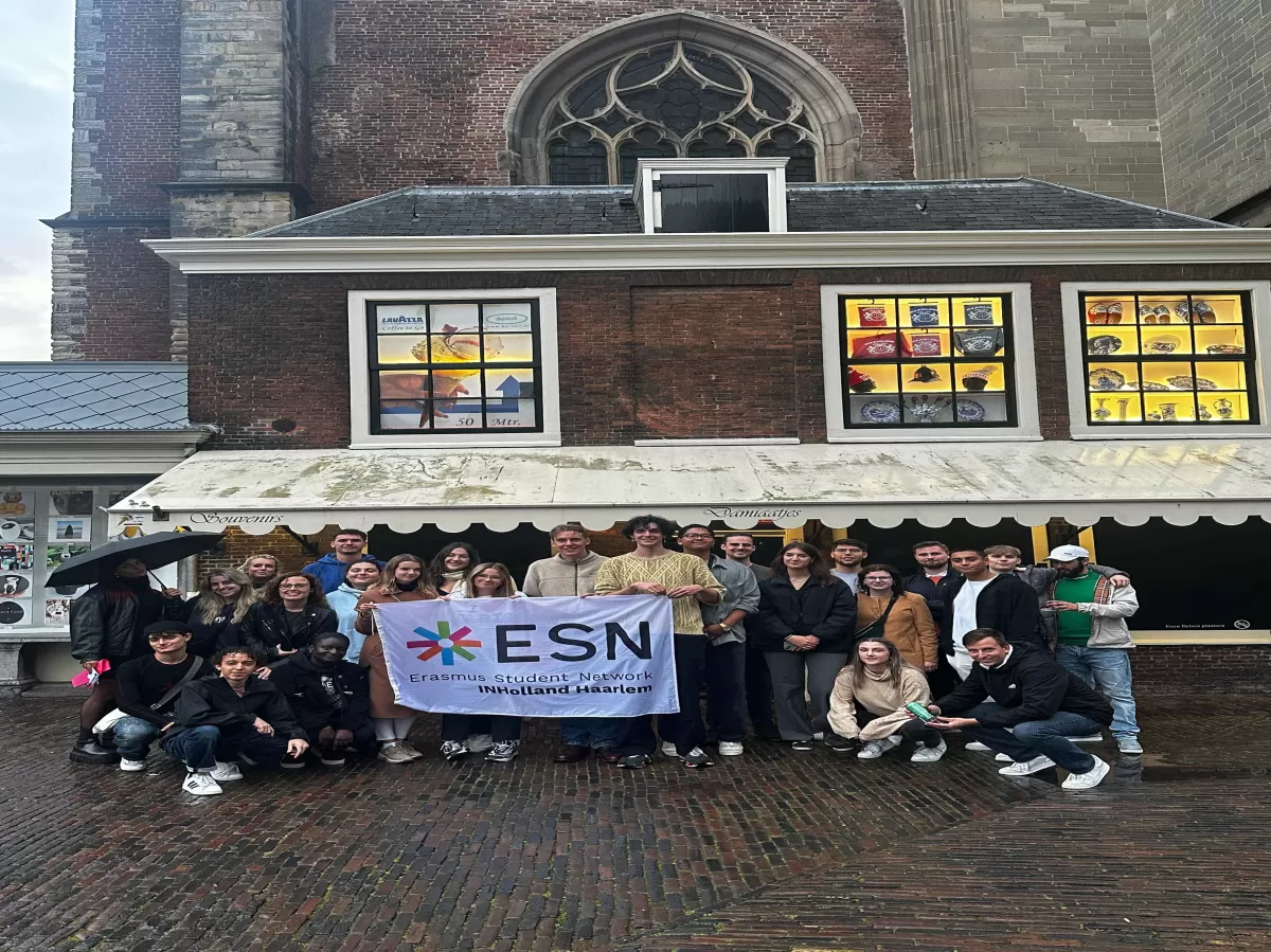 group photo with the ESN flag on the Grotemarkt