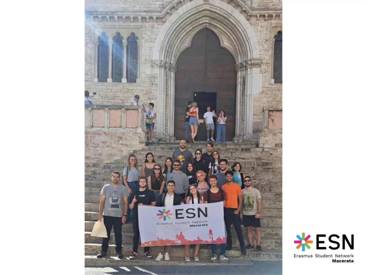 Group photo with the ESN flag in front of one of the monuments of the city of Perugia.